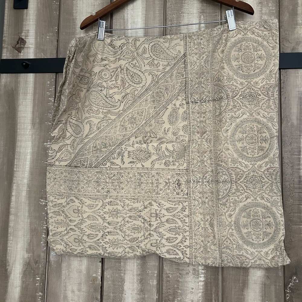 Set of 2 Pottery Barn mixed print 24” cotton pillow covers - Picture 3 of 10